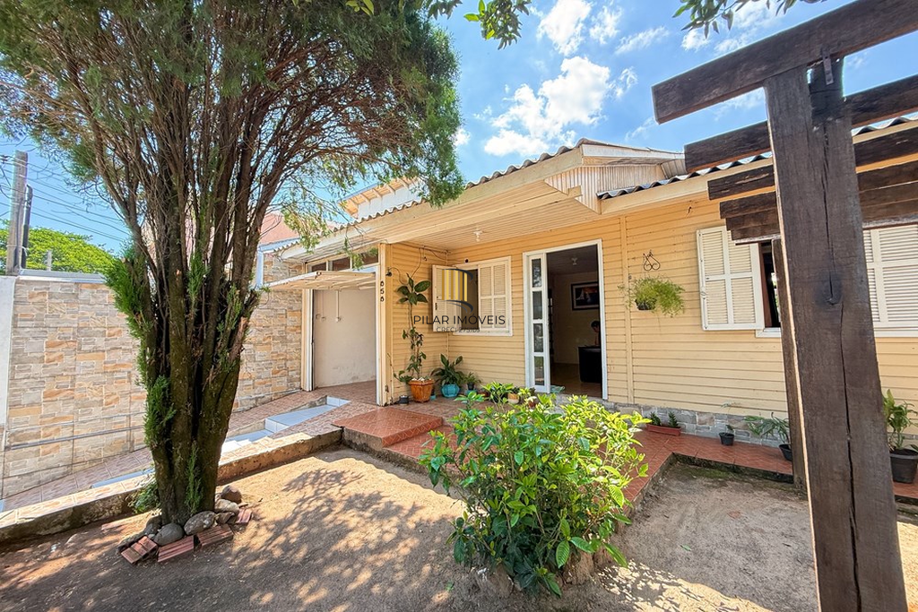 Casa 3 dormitórios no bairro Igara