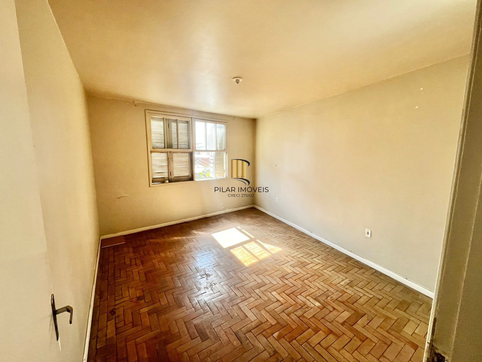 Apto de 01 dorm, no Passo da Areia, 45 m2, 2 lances de escada, ótima localização