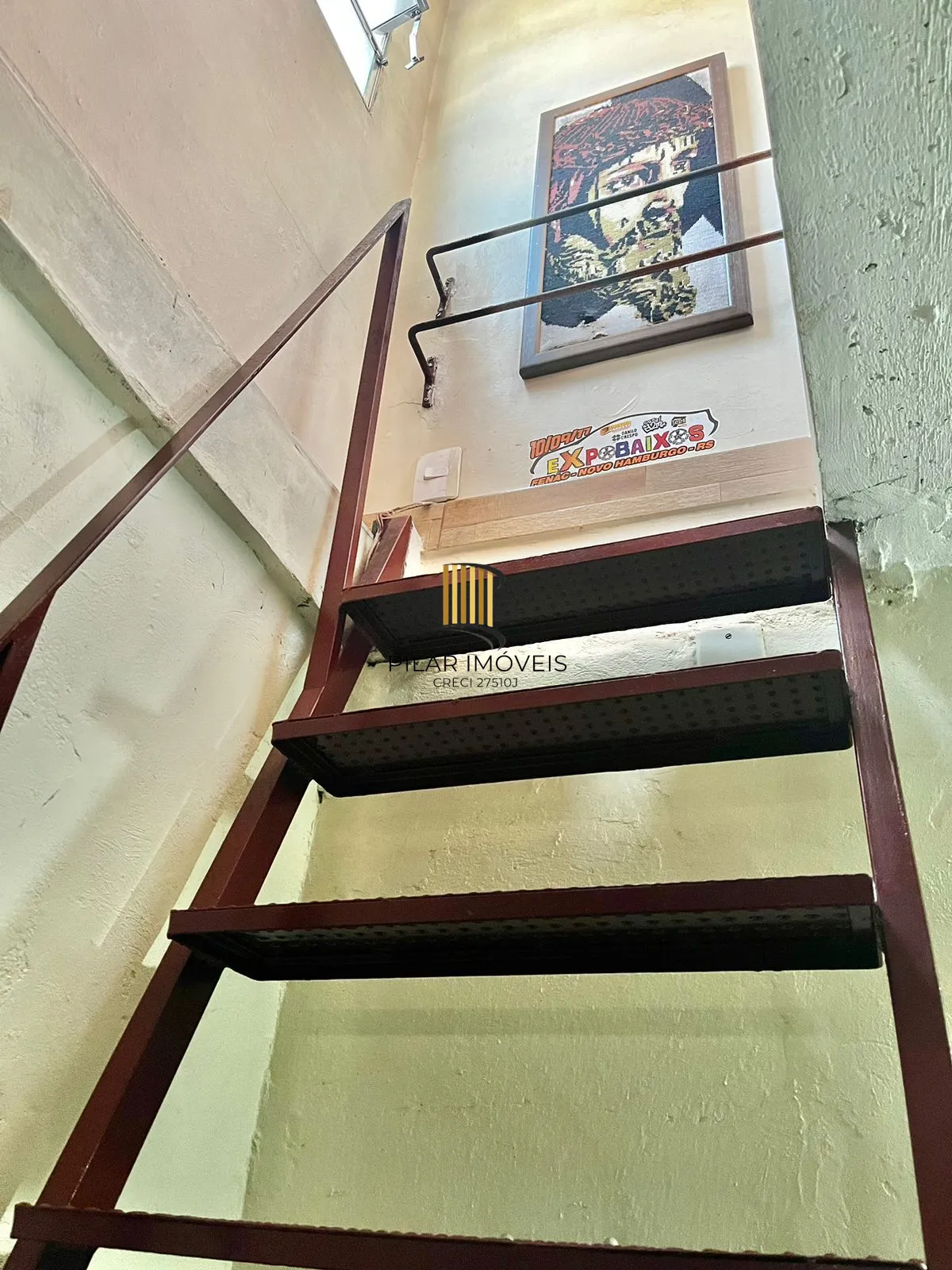 Apto térreo de 03 dorm, sala, banho, cozinha, reformado, com vaga de garagem.