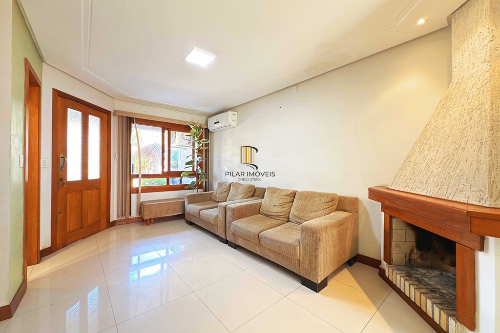 Casa 3 dormitórios no bairro Hípica