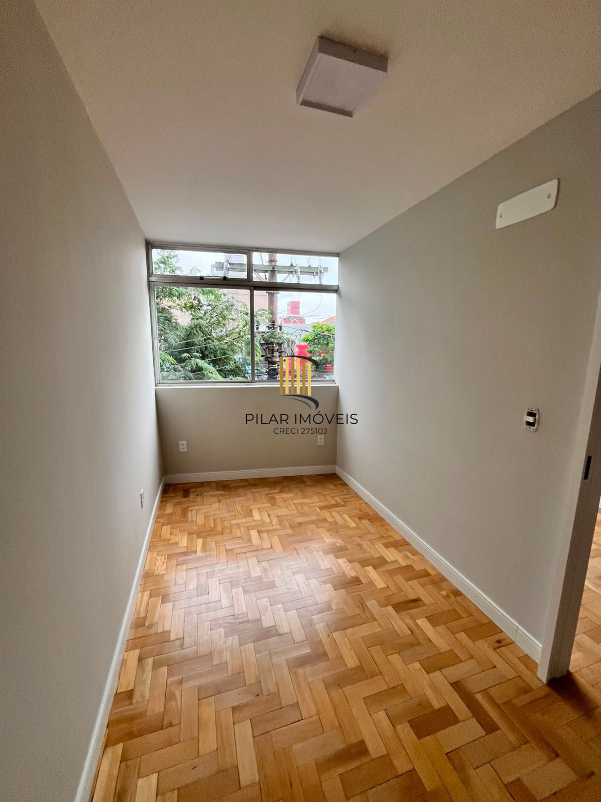 Lindo apto de 01 dorm, com 50 m2, no Passo da Areia, próximo ao Shopping Wallig