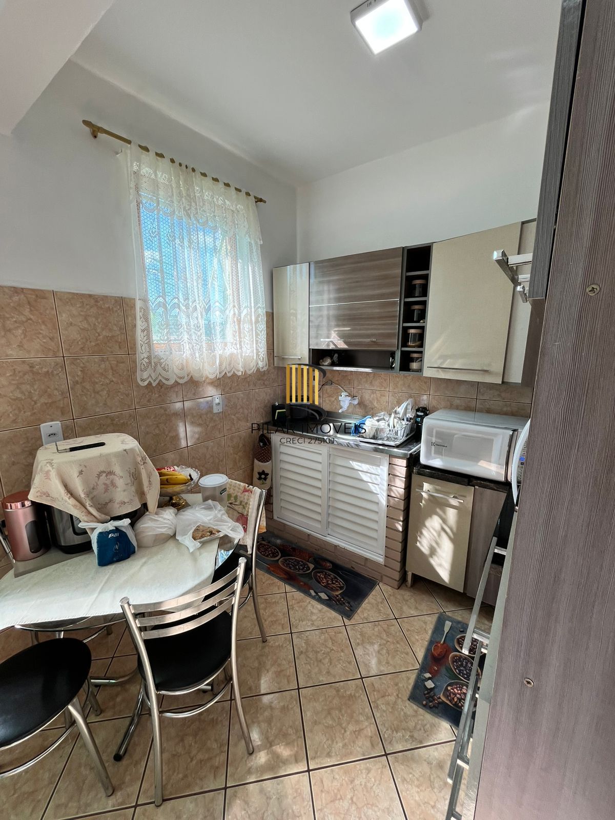 Apto de 02 dorm, sala, banho, cozinha, reformado, 01 lance de escada