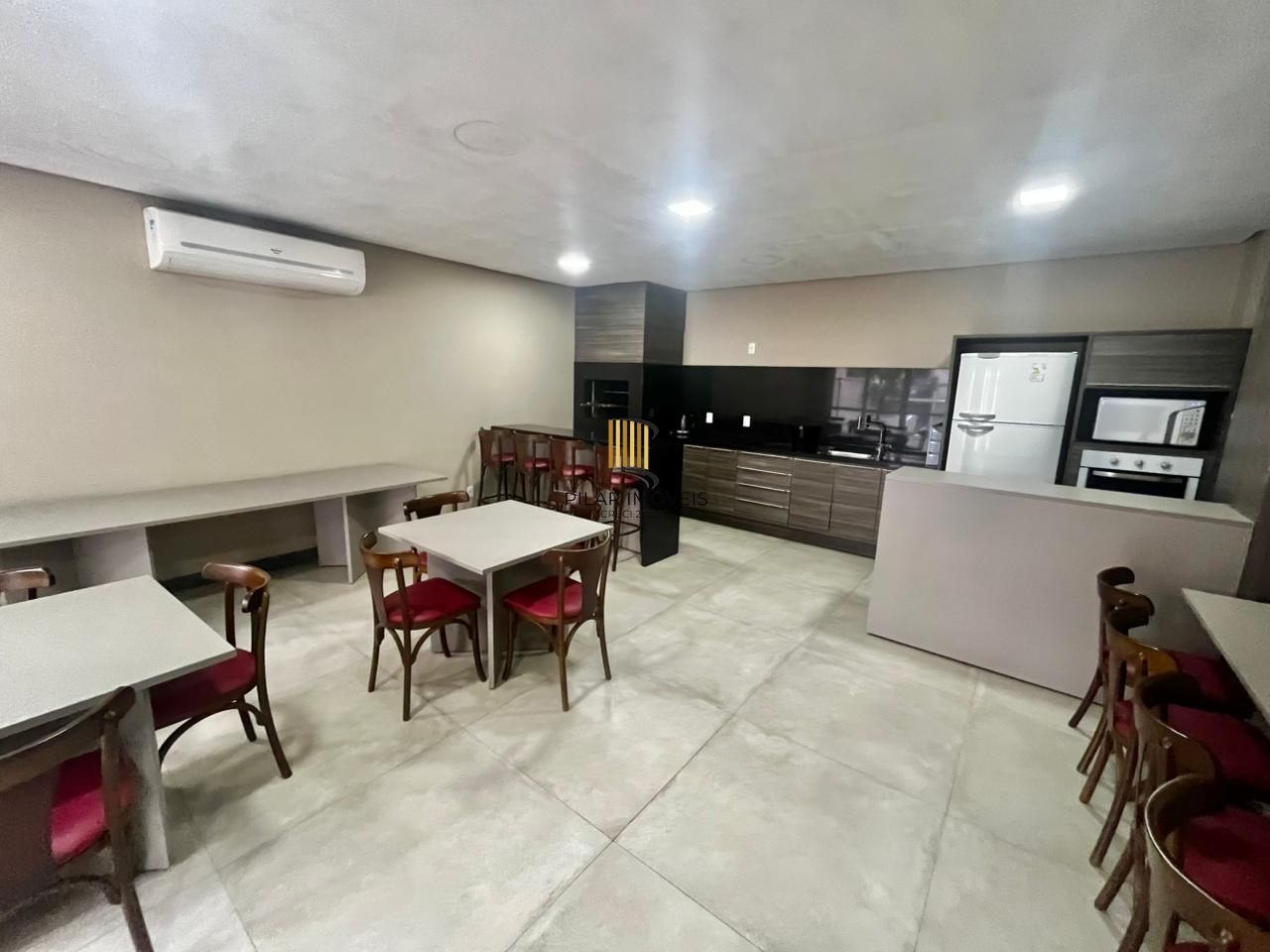 Apto de 03 dorm, sendo 01 suíte, 02 vagas, 103 m2, na João Obino, semi mobiliado