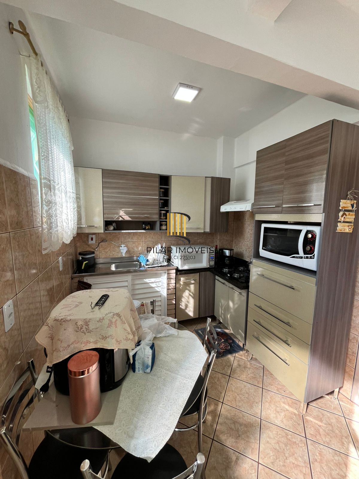 Apto de 02 dorm, sala, banho, cozinha, reformado, 01 lance de escada