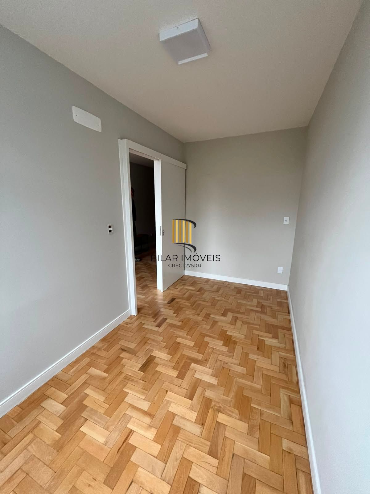 Lindo apto de 01 dorm, com 50 m2, no Passo da Areia, próximo ao Shopping Wallig