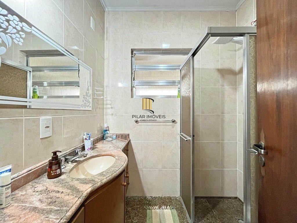 Casa 5 dormitórios no bairro Camaquã