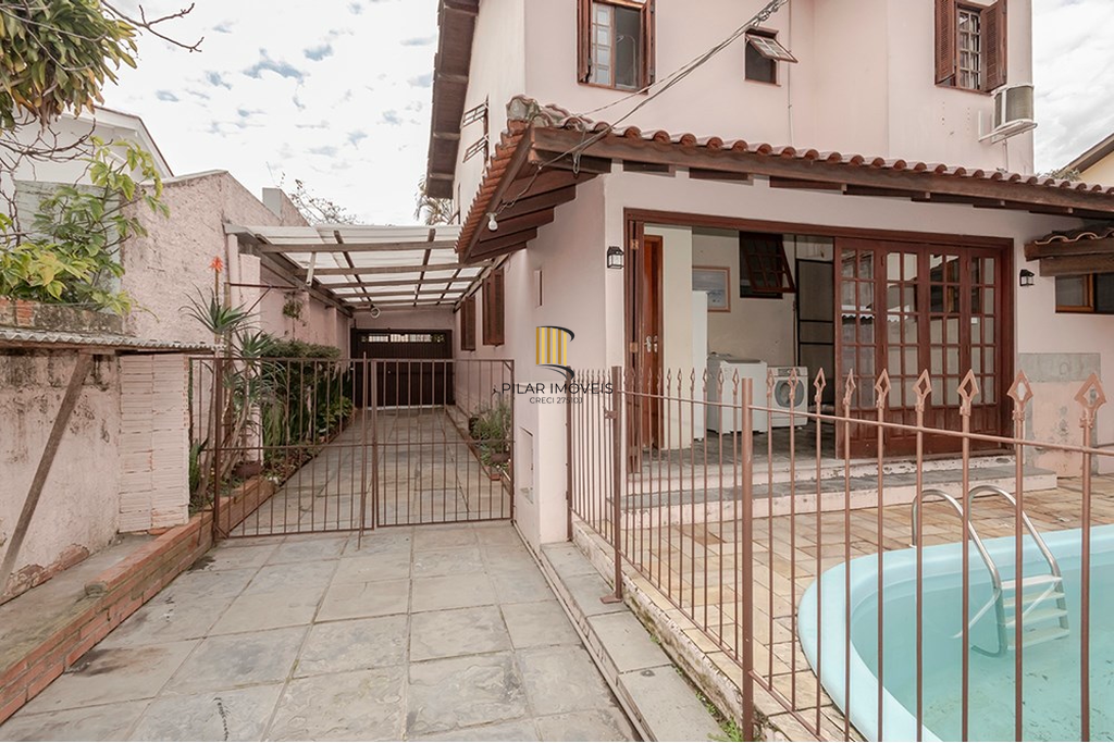 Casa 4 dormitórios no bairro Passo da Areia