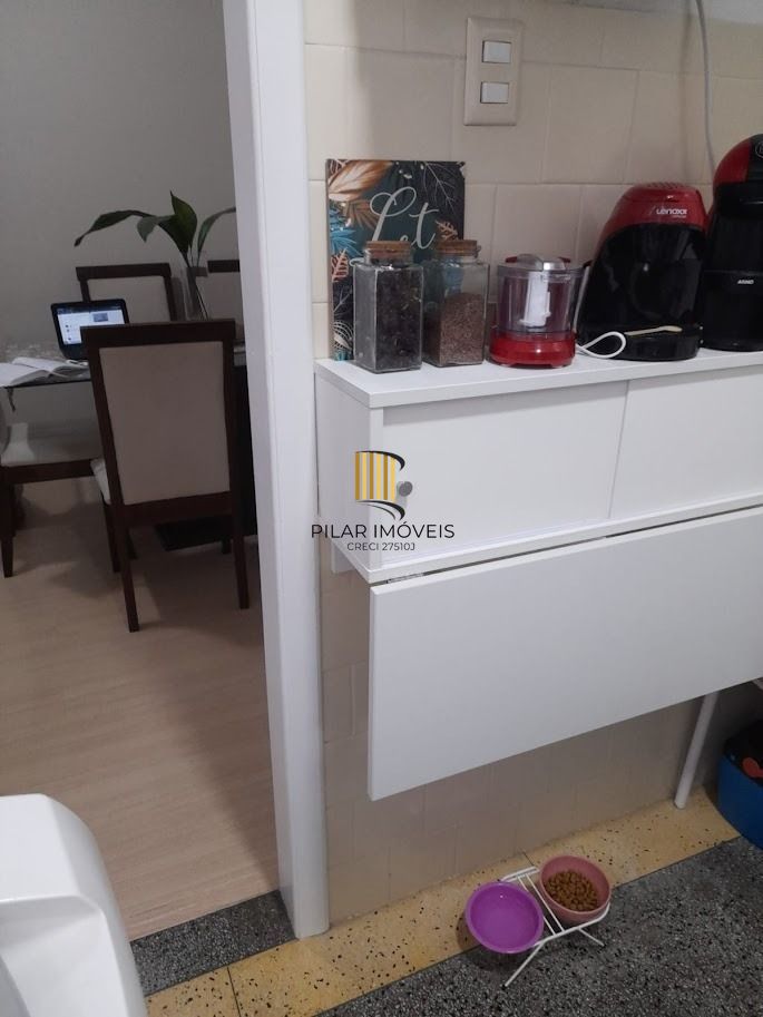 Vende apto de 02 dormitórios, sala, banheiro, cozinha e área de serviço