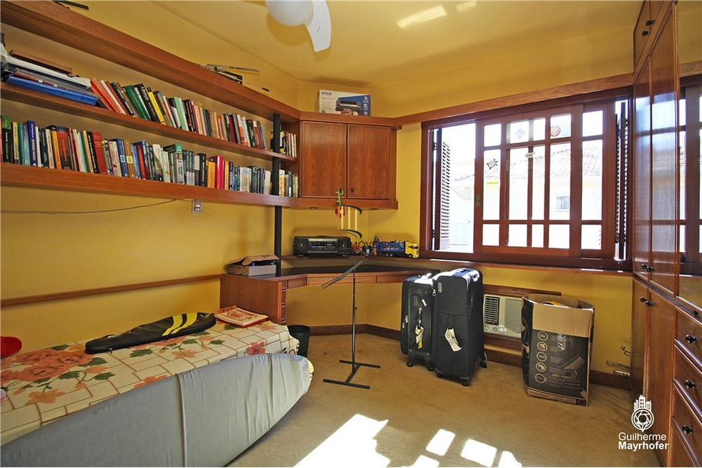 Casa 5 dormitórios no bairro Glória