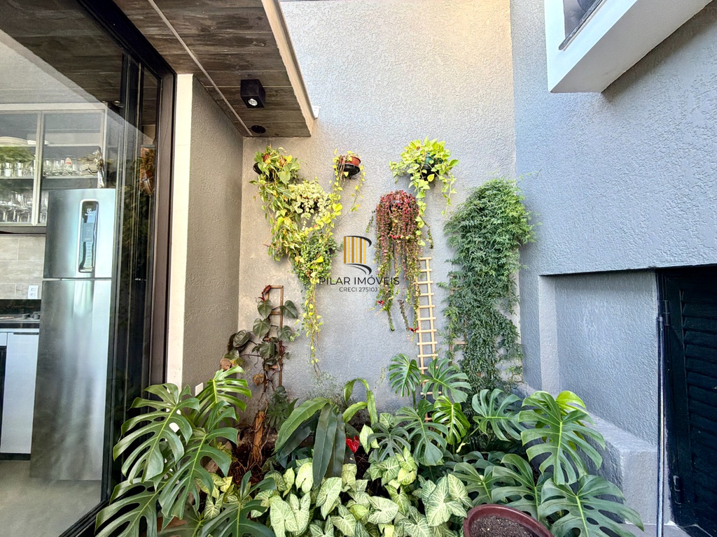 Casa 3 dormitórios no bairro Hípica