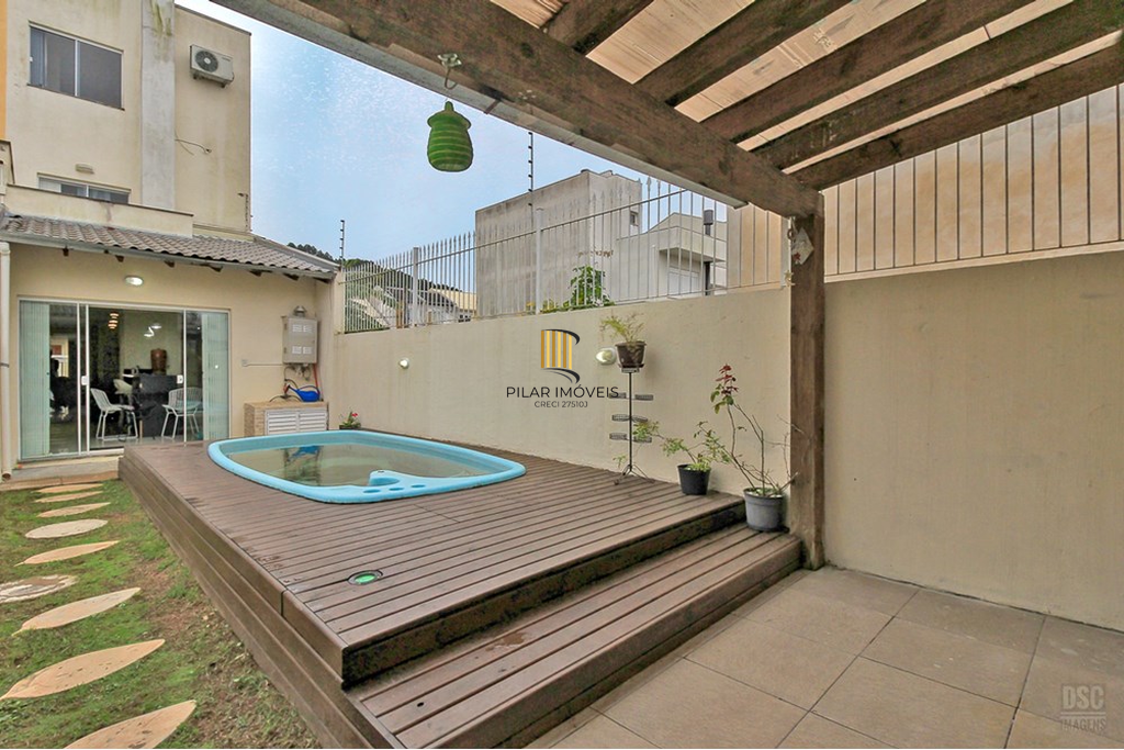 Casa 3 dormitórios no bairro Guarujá