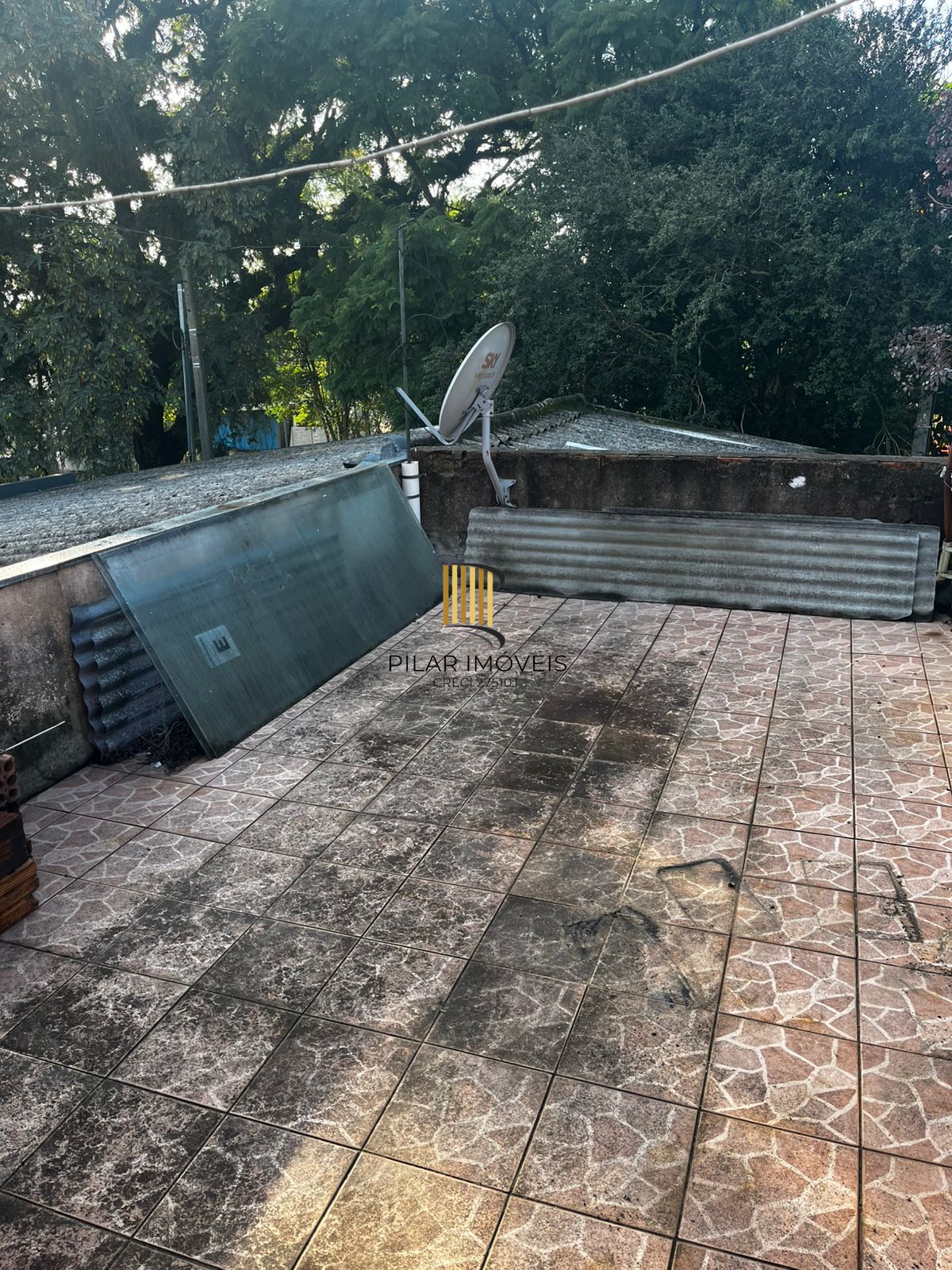 Casa na Rua Marista, Partenon, com 11,00 de frente por 23,00 de frente a fundos