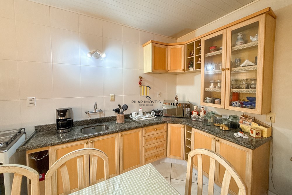 Casa 3 dormitórios no bairro Igara