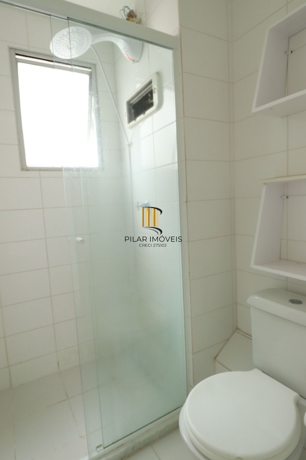 Vende ótimo apto de 02 dormitórios, 01 vaga, sol da manhã, Bairro Sarandi