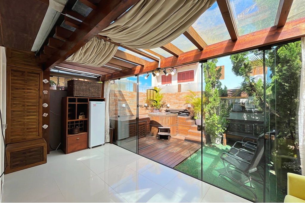 Casa 3 dormitórios no bairro Hípica