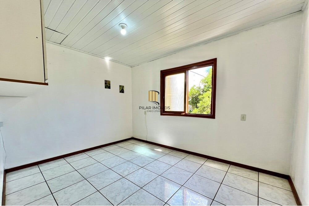 Casa 5 dormitórios no bairro Igara