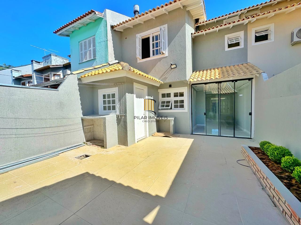 Casa 3 dormitórios no bairro Hípica