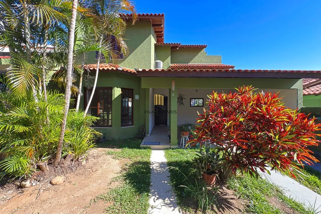 Casa 4 dormitórios no bairro Guarujá