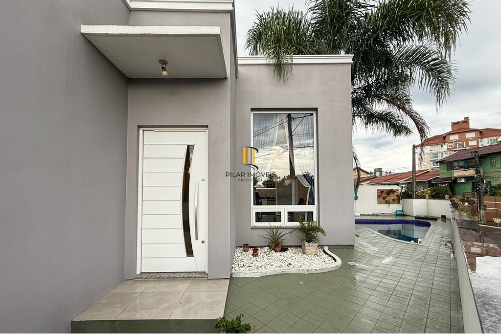 Casa 5 dormitórios no bairro Igara
