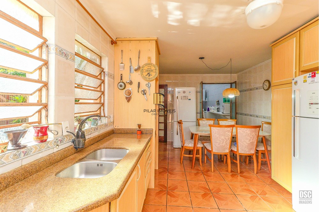 Casa 6 dormitórios no bairro Rubem Berta