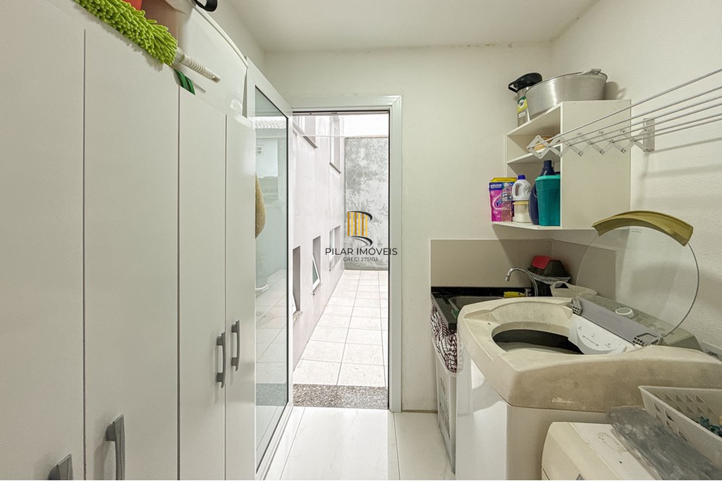 Casa 5 dormitórios no bairro Igara