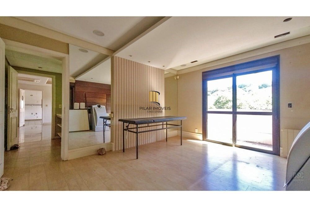 Casa 8 dormitórios no bairro Glória
