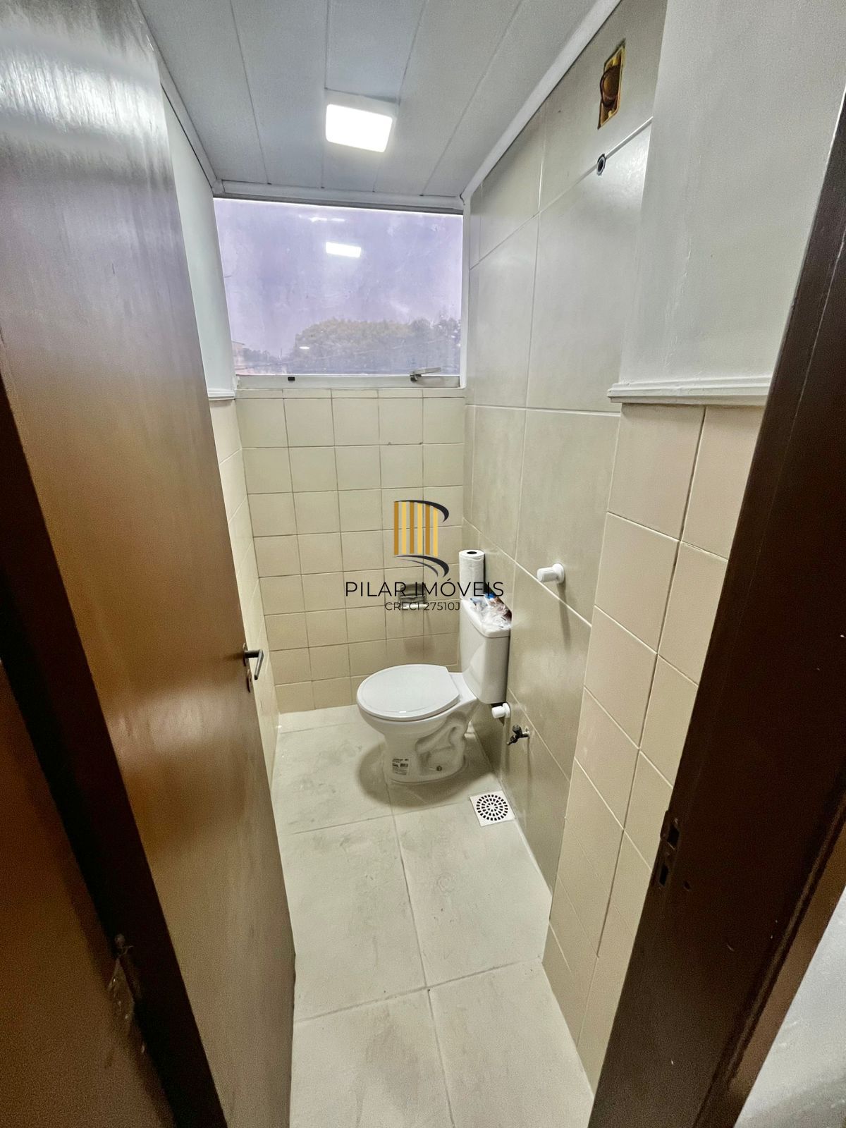 Kitnet amplo, com 47 m2, prédio com elevador, próximo do Zequinha