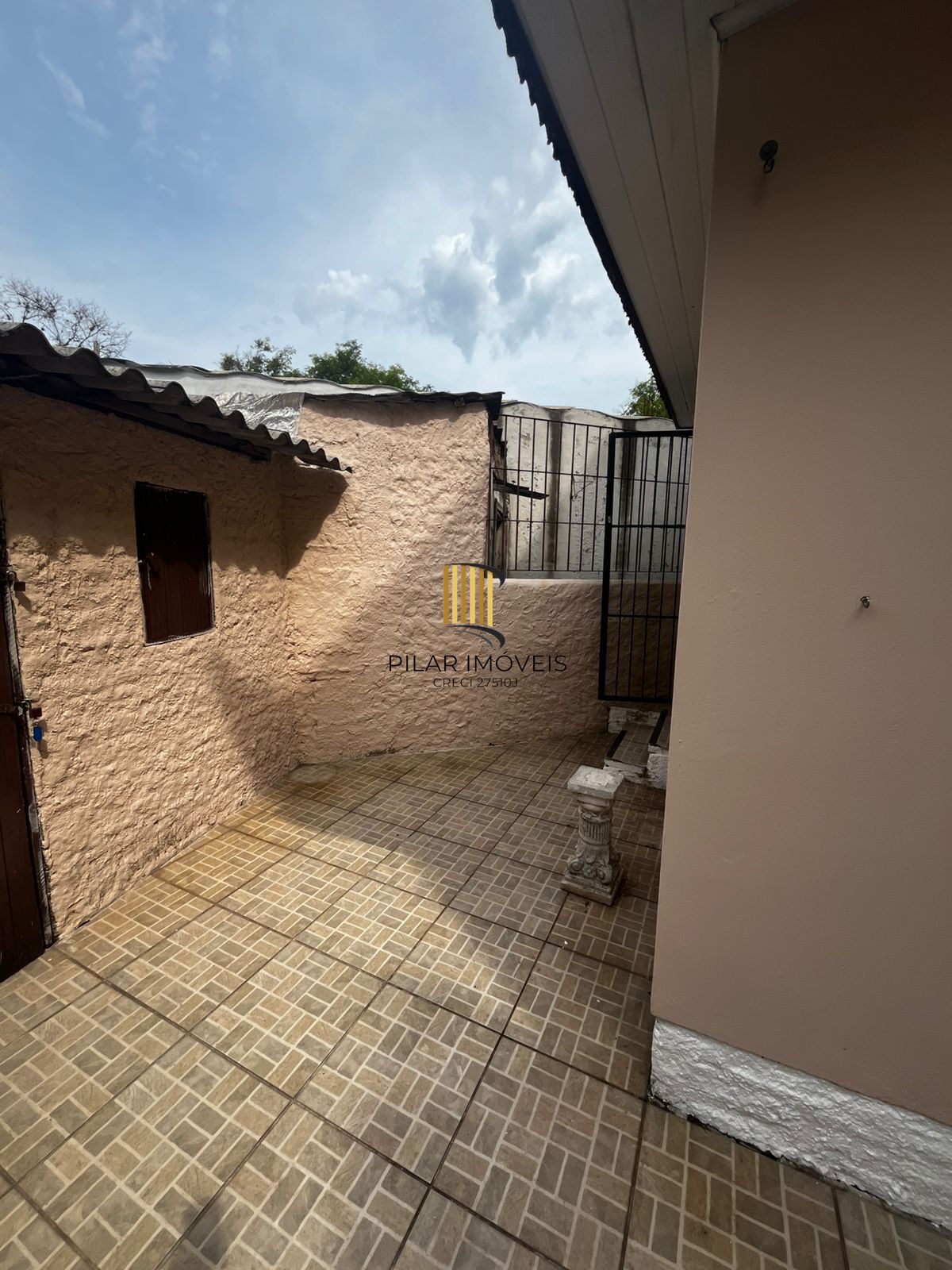 Apto térreo de 02 dorm, sala, banho, cozinha, reformado, com vaga de convenção