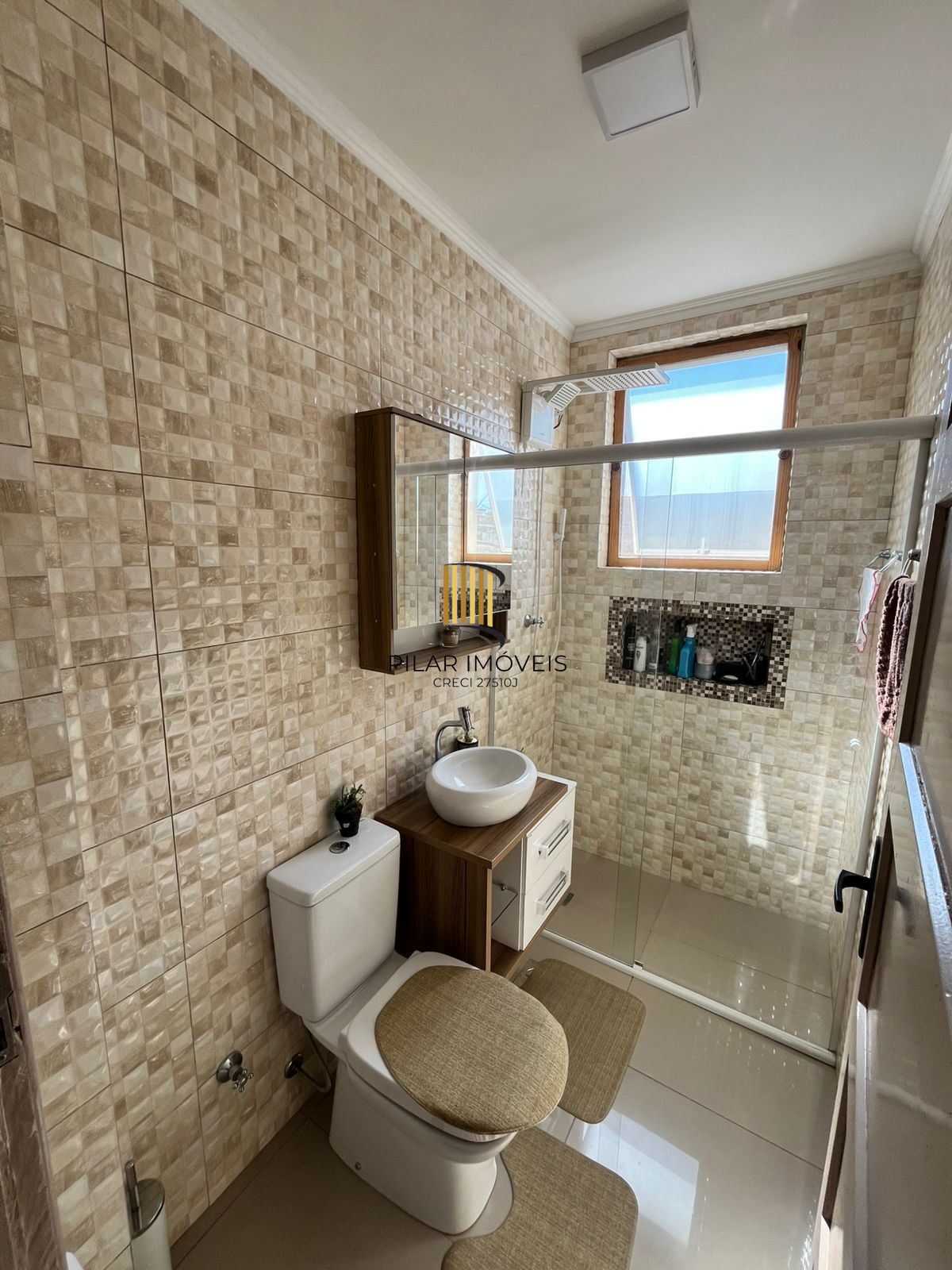 Apto de 02 dorm, sala, banho, cozinha, reformado, 01 lance de escada