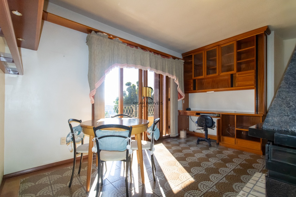 Casa 5 dormitórios no bairro Partenon