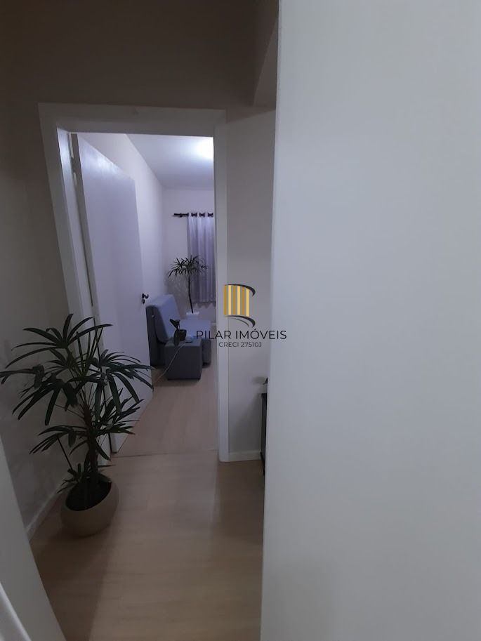 Vende apto de 02 dormitórios, sala, banheiro, cozinha e área de serviço