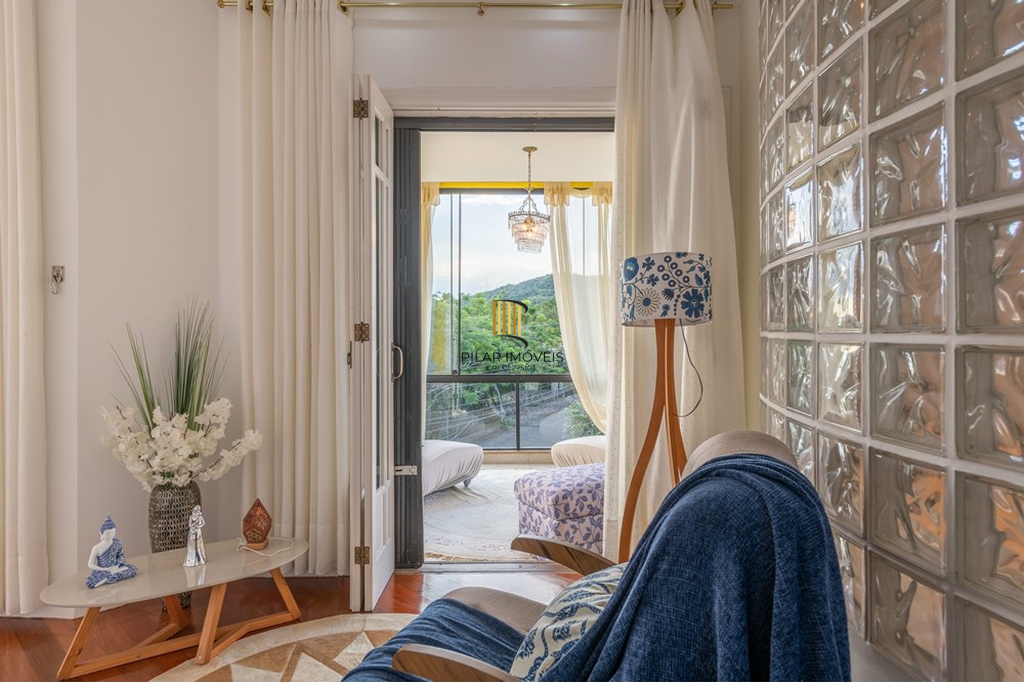 Casa 4 dormitórios no bairro Ipanema