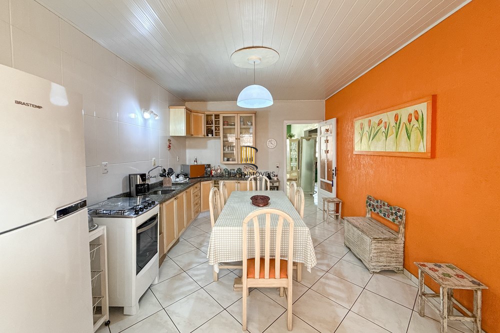 Casa 3 dormitórios no bairro Igara