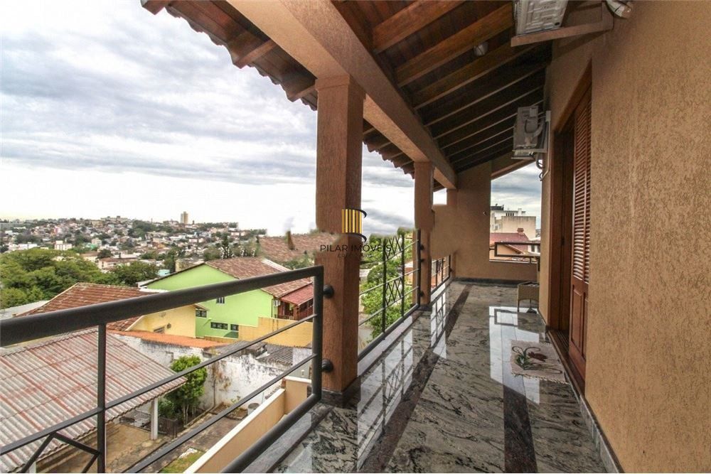 Casa 3 dormitórios no bairro Medianeira