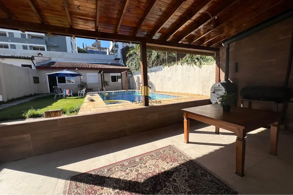 Casa 4 dormitórios no bairro Petrópolis