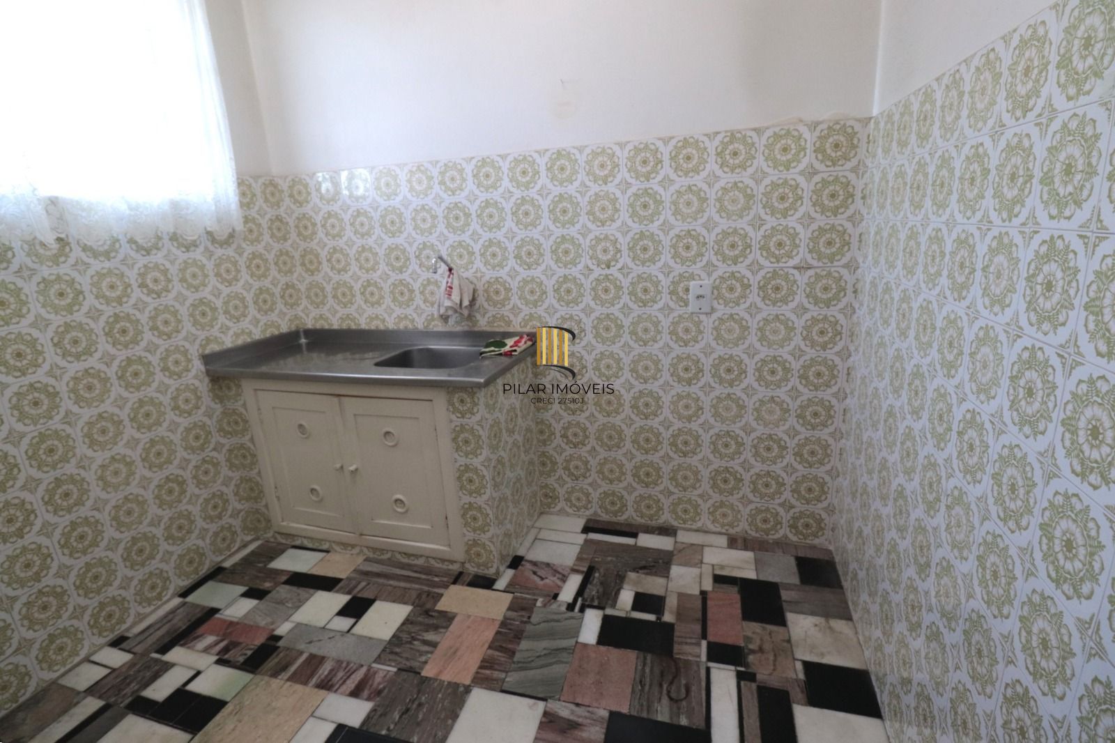 Apto no IAPI, 02 dorm com vaga de garagem