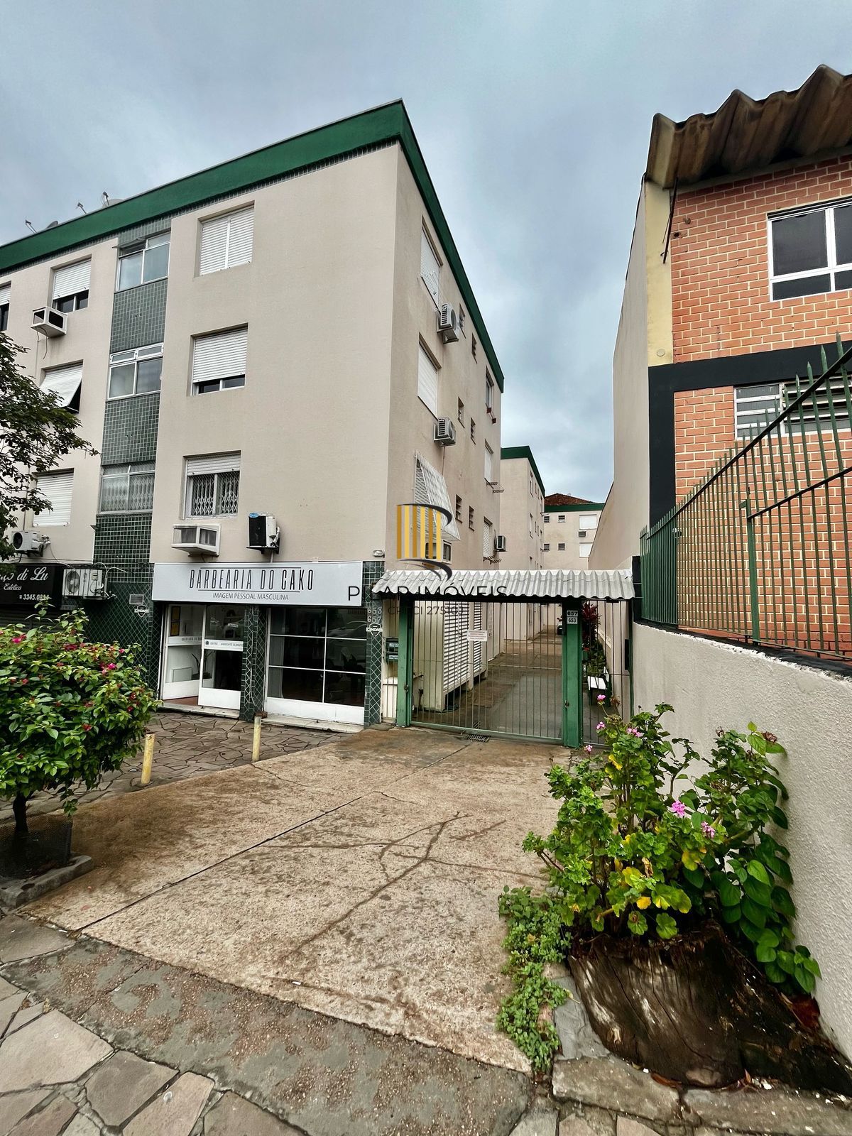 Apto de 01 dorm no Passo da Areia, sala, cozinha, banheiro e área.