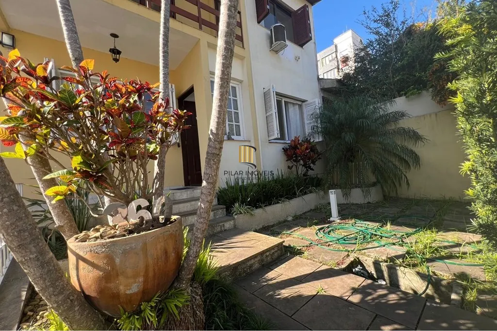 Casa 4 dormitórios no bairro Petrópolis
