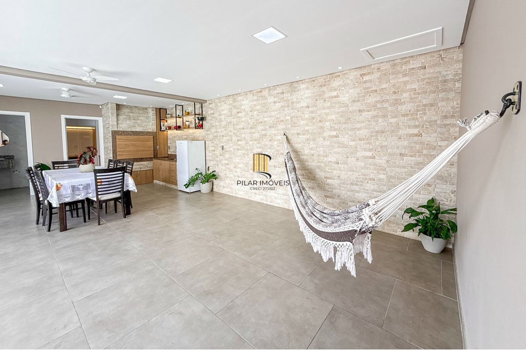 Casa 3 dormitórios no bairro Igara