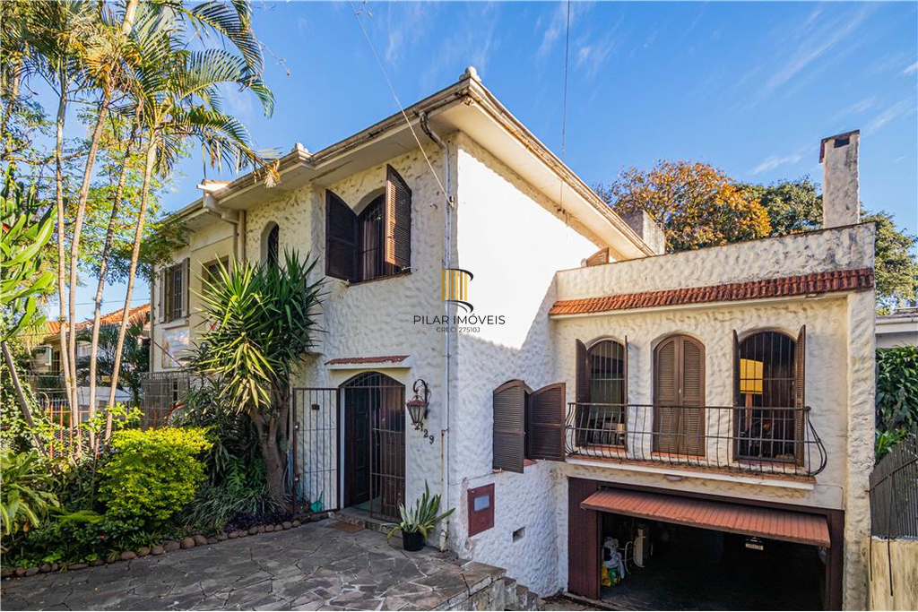 Casa 5 dormitórios no bairro Petrópolis