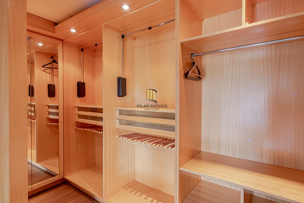 Casa 6 dormitórios no bairro Vila Jardim