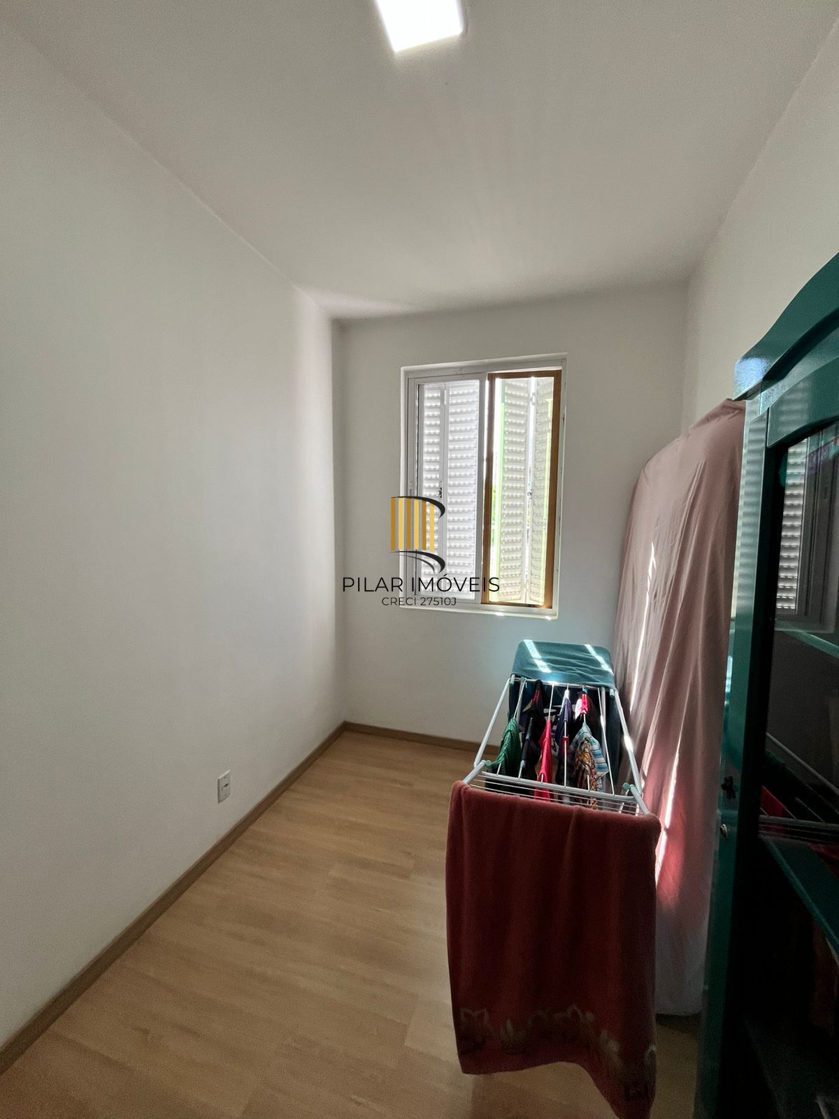 Apto de 02 dorm, sala, banho, cozinha, reformado, 01 lance de escada