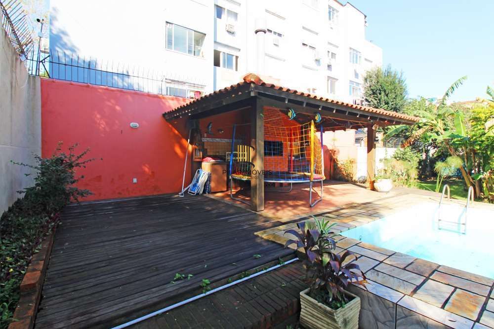 Casa 4 dormitórios no bairro Partenon