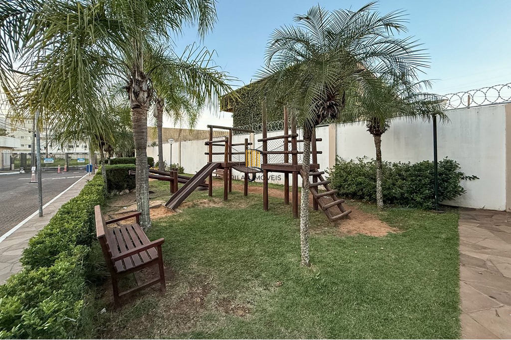 Casa 3 dormitórios no bairro Igara