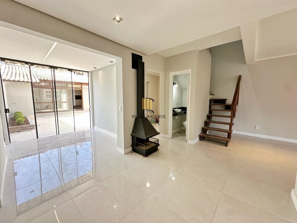 Casa 3 dormitórios no bairro Hípica