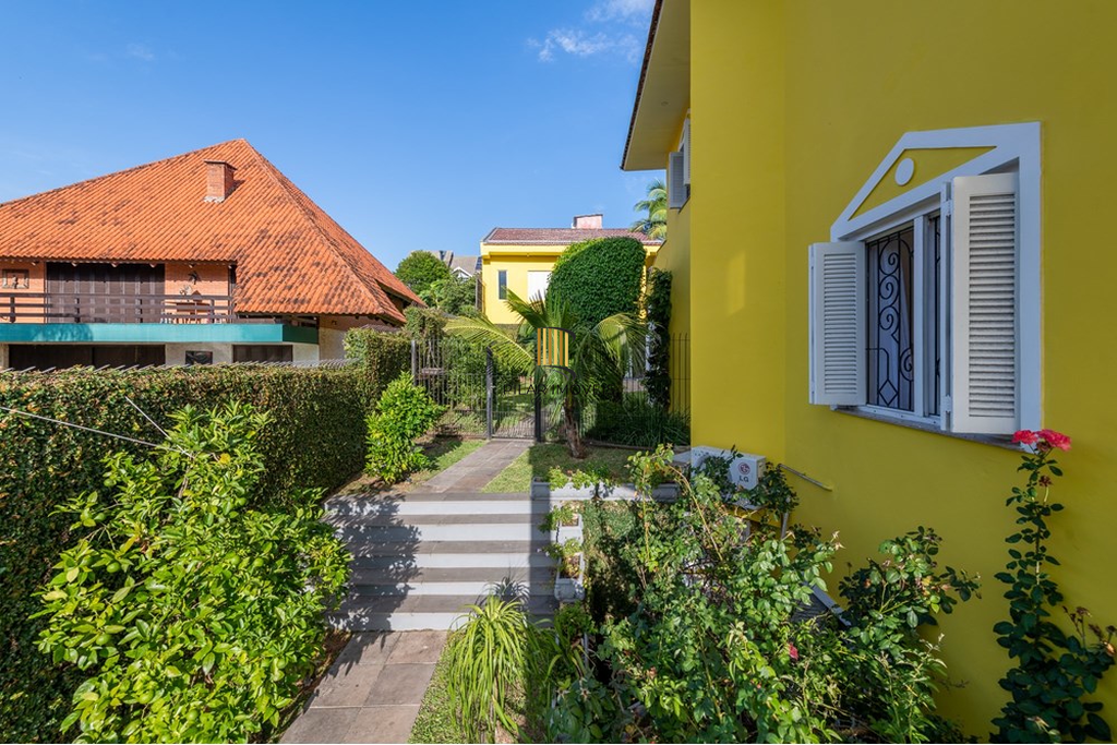 Casa 4 dormitórios no bairro Ipanema