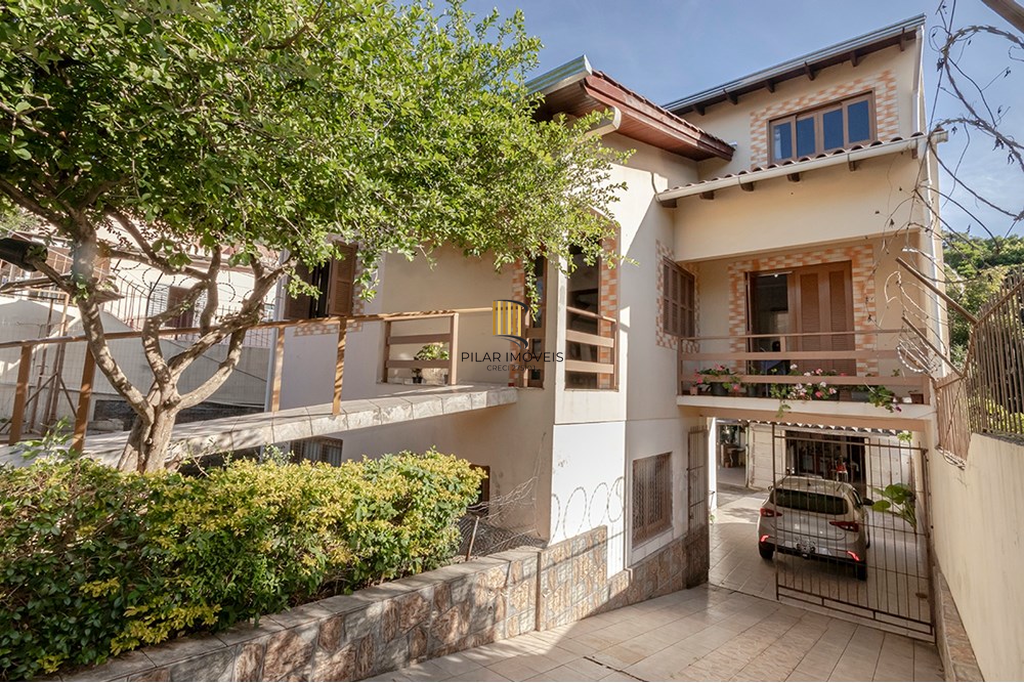 Casa 5 dormitórios no bairro Glória