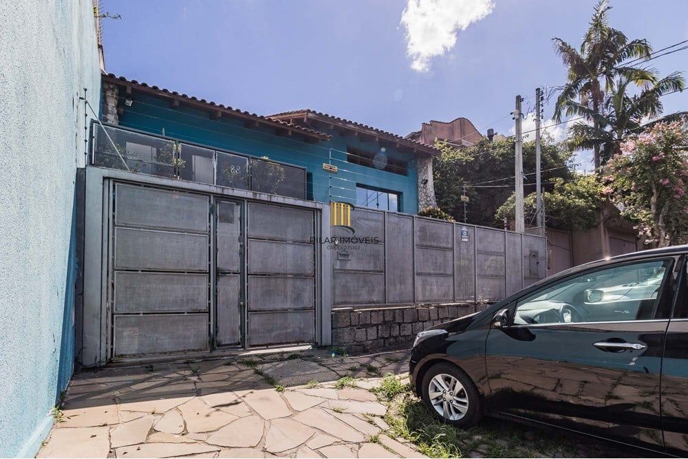 Casa 4 dormitórios no bairro Partenon