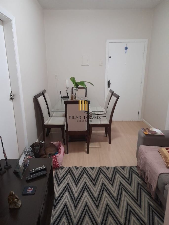 Vende apto de 02 dormitórios, sala, banheiro, cozinha e área de serviço