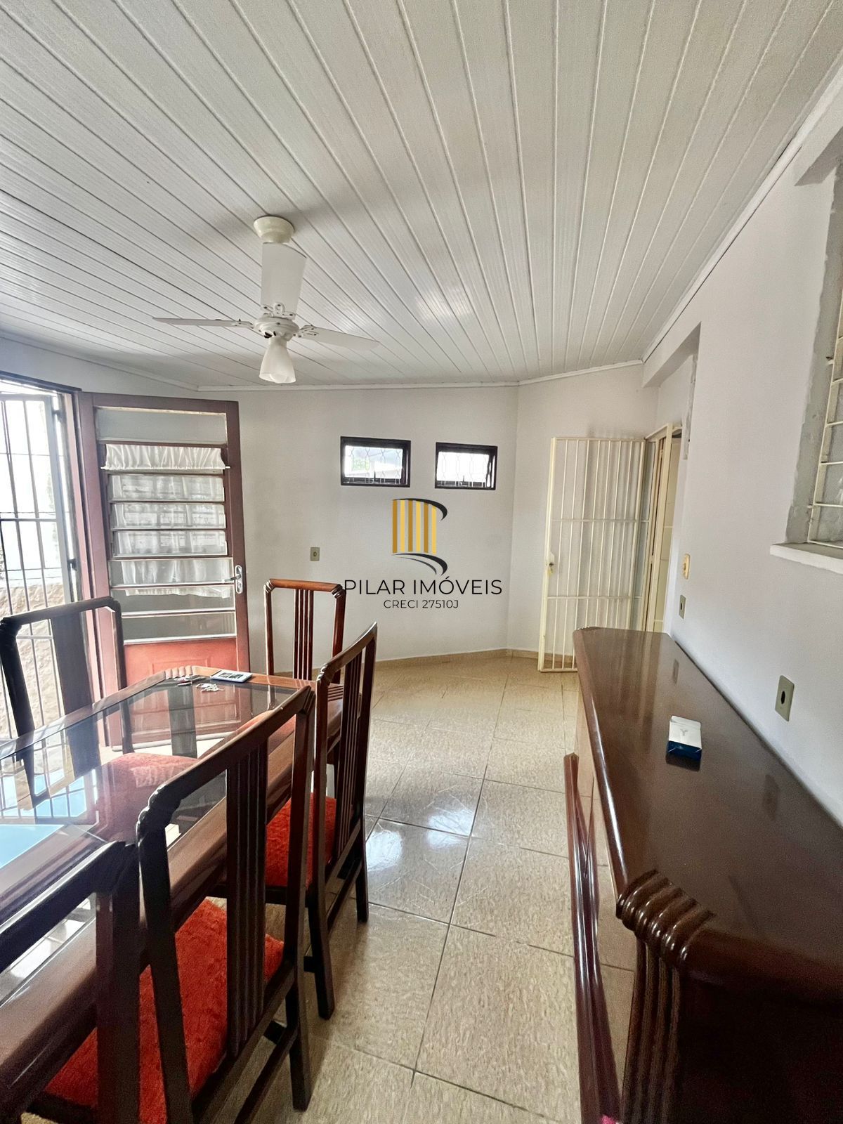 Apto térreo de 02 dorm, sala, banho, cozinha, reformado, com vaga de convenção